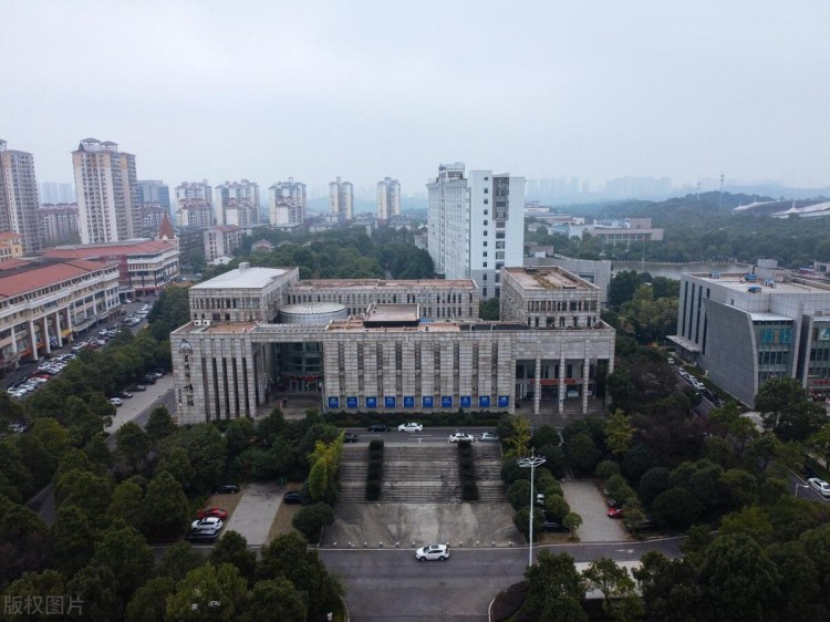 痛心！与父亲微信对骂00后小伙捅死父亲